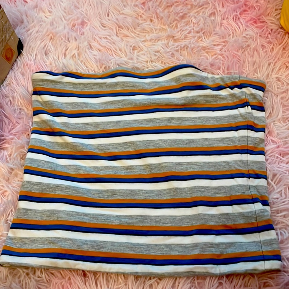 I am selling a cropped and no strap shirt. It is amazing for the summer.
